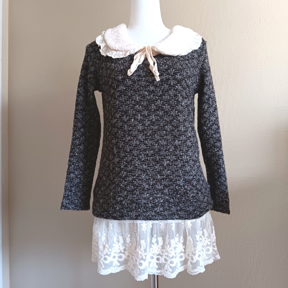 Vintage Sakkarra sweater with beige ruffle Lacey ruffle collar